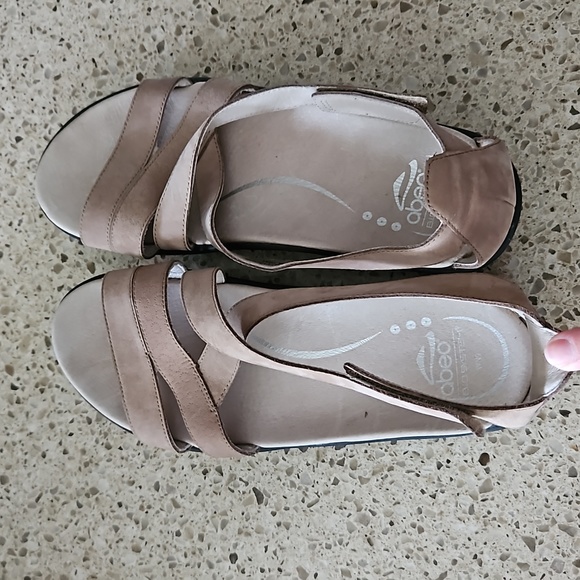 Women's size 9 Neutral Abeo tan sandals - Picture 2 of 10